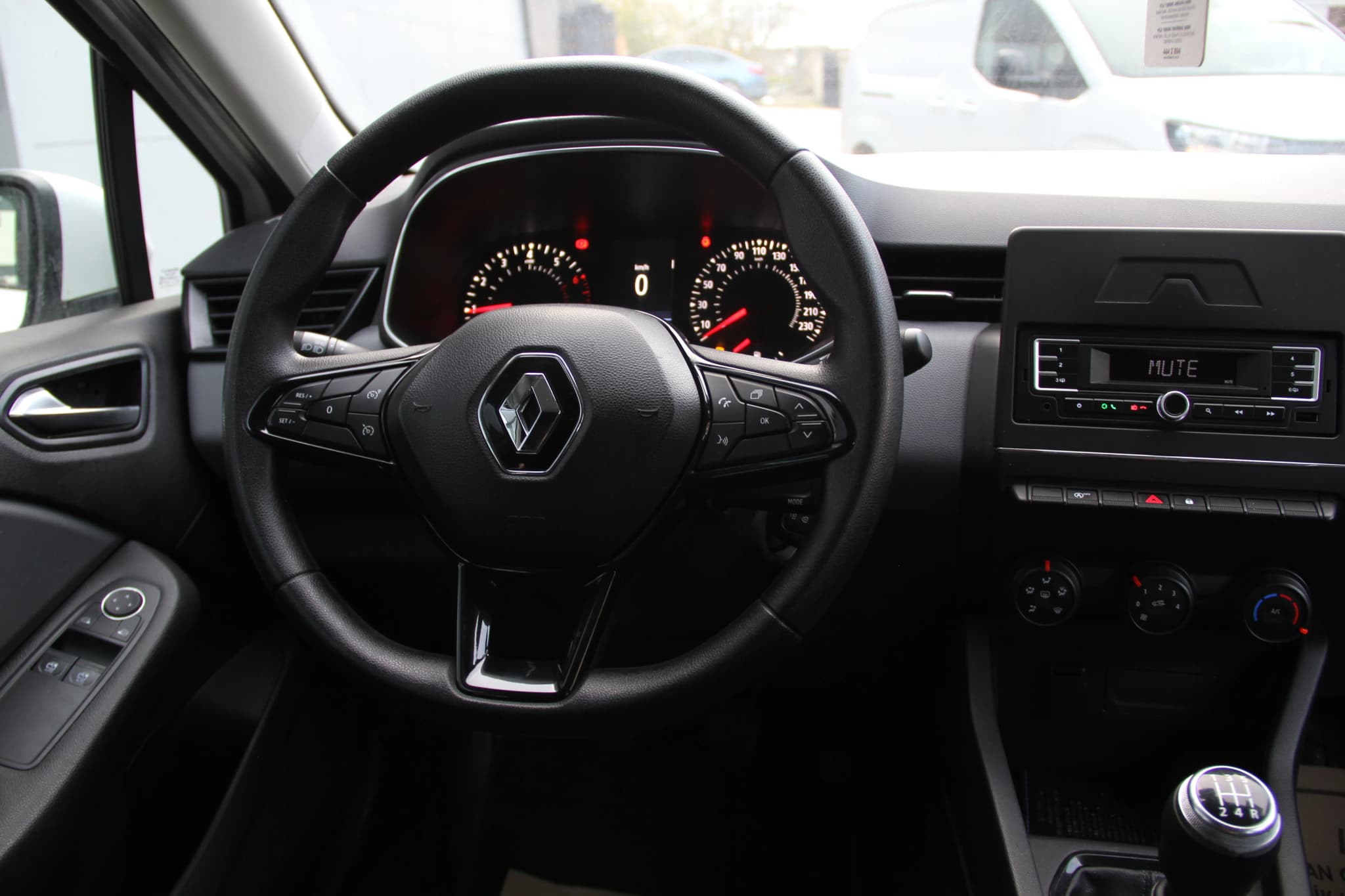 RENAULT CLIO - Thumbnail 3
