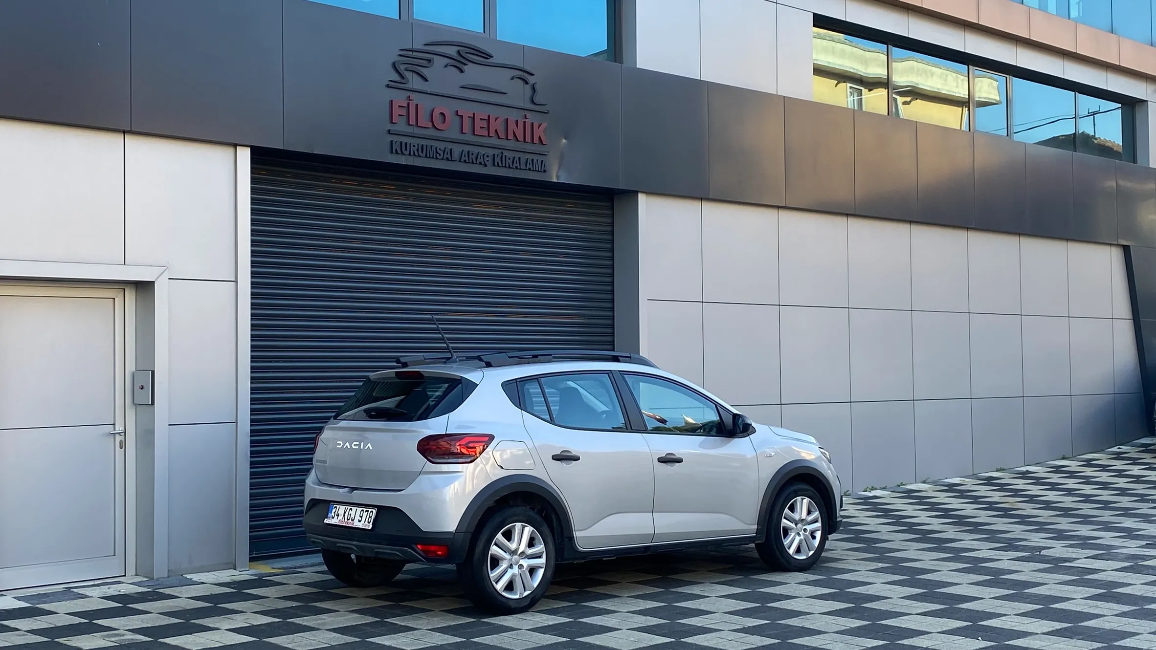 DACIA SANDERO - Thumbnail 2